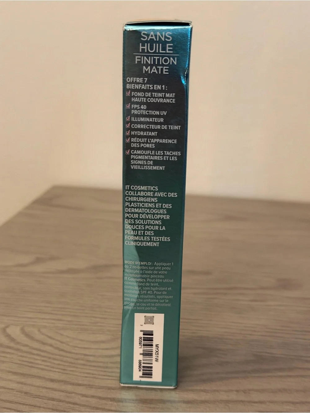 it cosmetics CC+ Oil-Free Matte Cream in Mint Teal Packaging